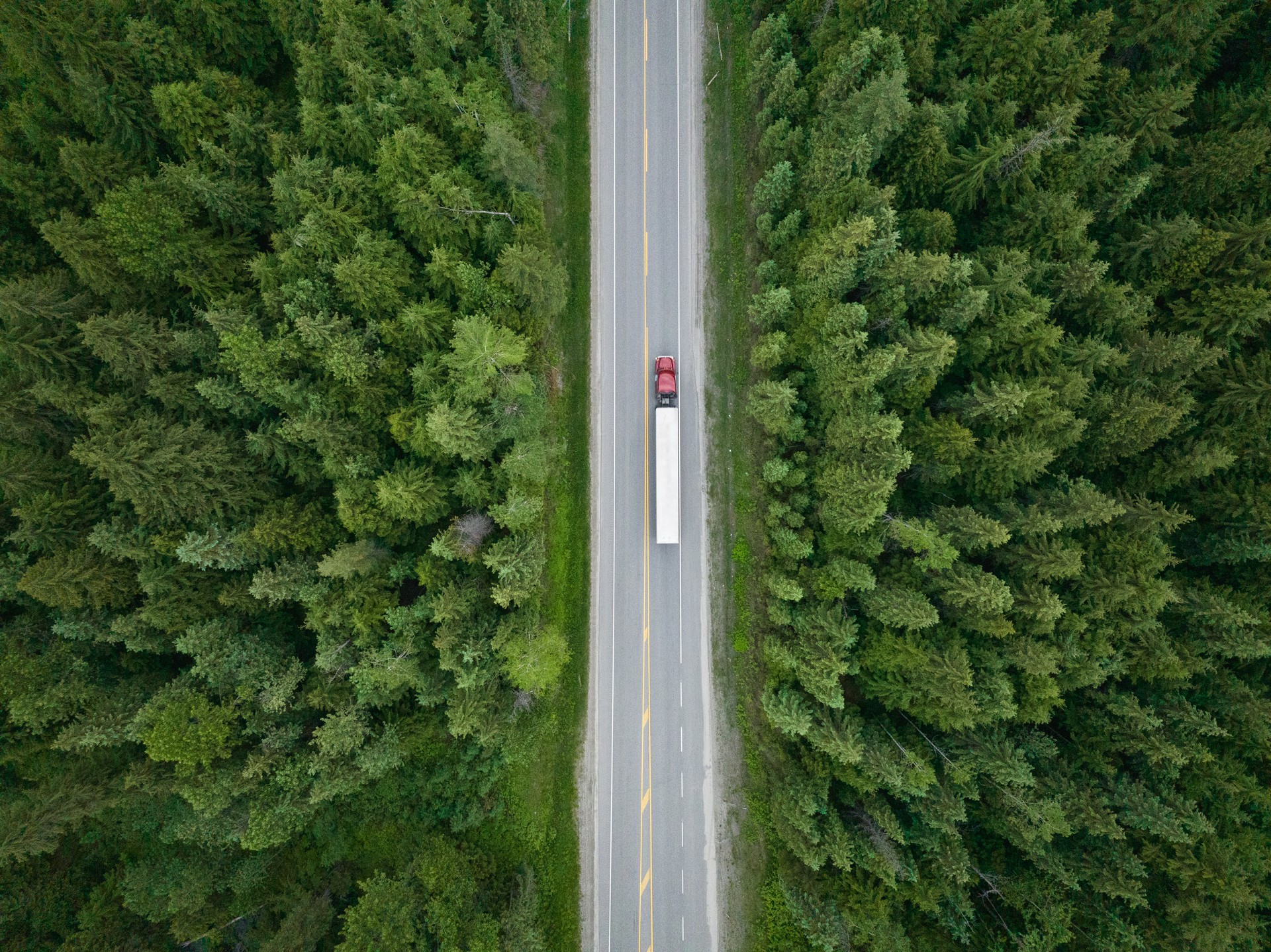 Caminhão de contêineres ao longo de uma estrada panorâmica